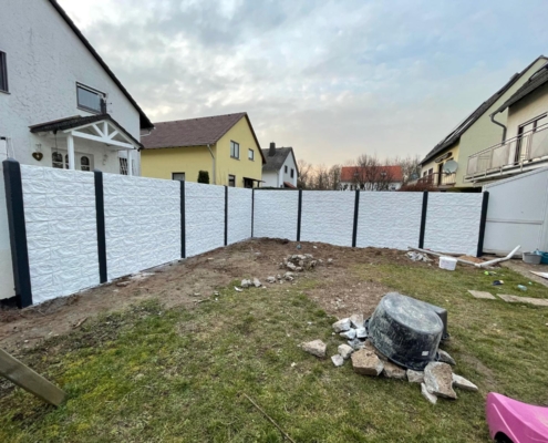 Der Betonzaun sieht jetzt viel schöner aus