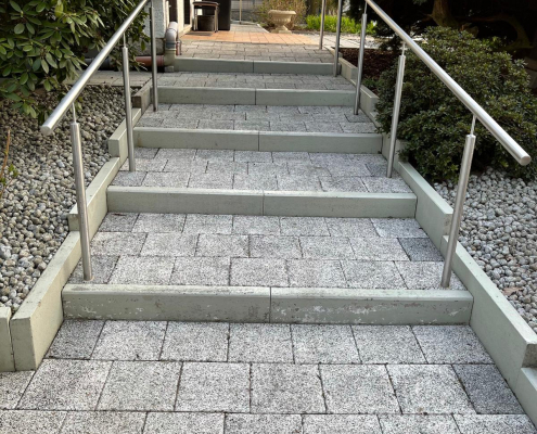 Gehwegplatten der Treppe gereinigt
