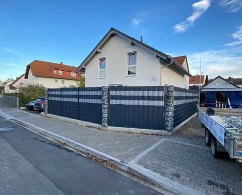 Der fertige Stabmattenzaun mit Sichtschutz